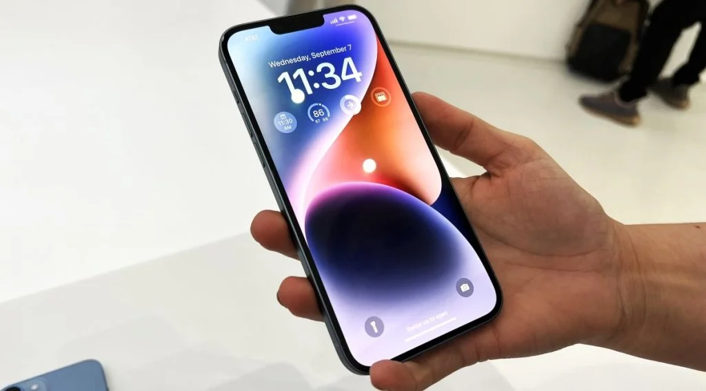 Man holding bigger and upgraded iPhone 14 Plus model